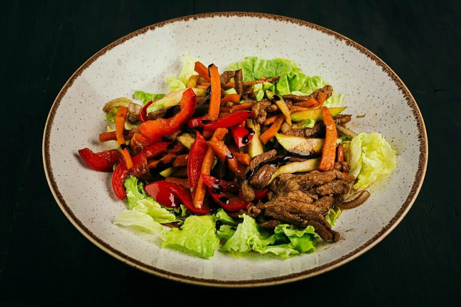 Салат из свиных ушей. Салат со свининой и овощами. Салат с жареной свининой. Салат с жареной свининой. Теплый салат со свининой.