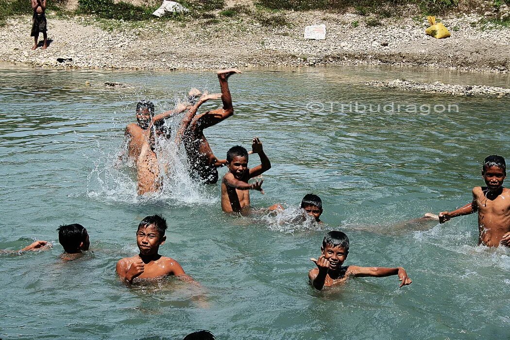 Indian River boy Swim. Indian boy swimming in River. India boys Swim in River.