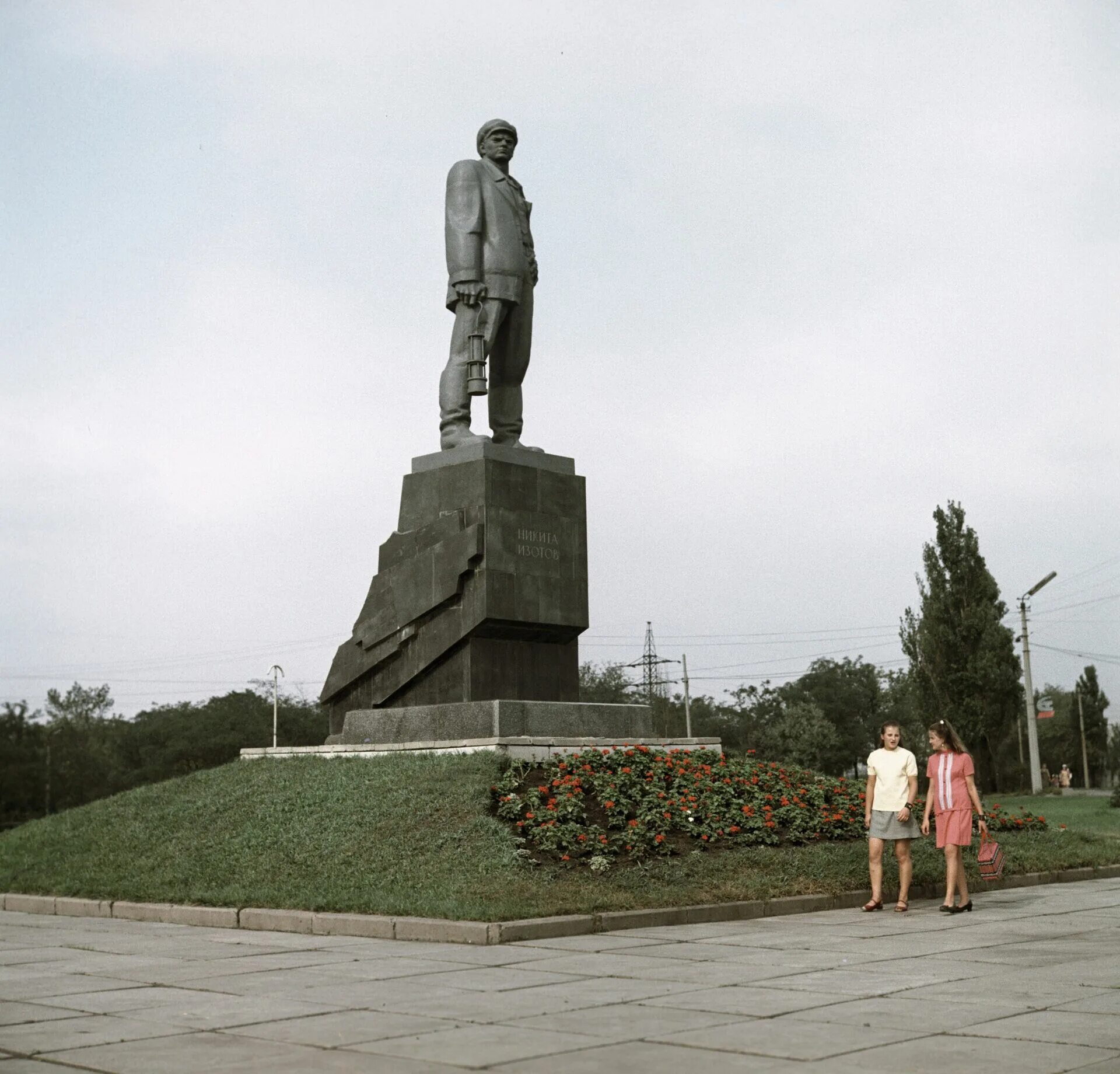 Памятник изотову в горловке. Исторический музей горловка. Шахта 2 бис горловка. Горловка изотова. Никита изотов памятник в горловке.