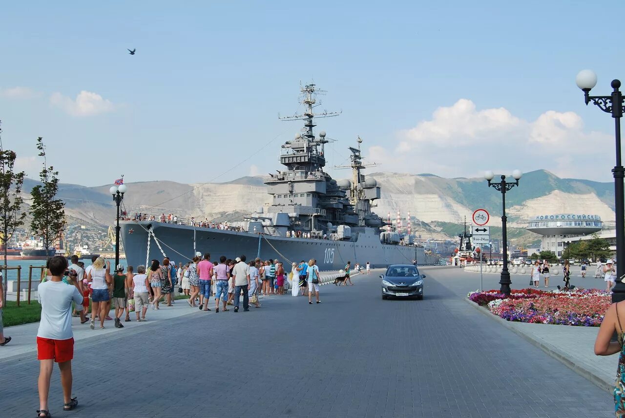 Погулять новороссийске. Море Новороссийск Novorossiysk достопримечательности. Новороссийск достопримечательности примечательности. Новороссийск достромечательности. Туристы Новороссийск.