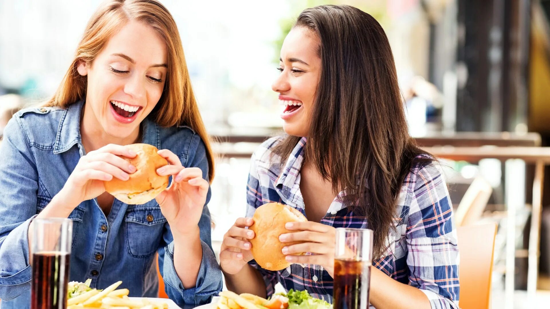 Фаст фуд. Блюда фаст фуда. Красивая девушка с бургером. Фаст фуд что это быстрая еда. Бургер и картошка фри.