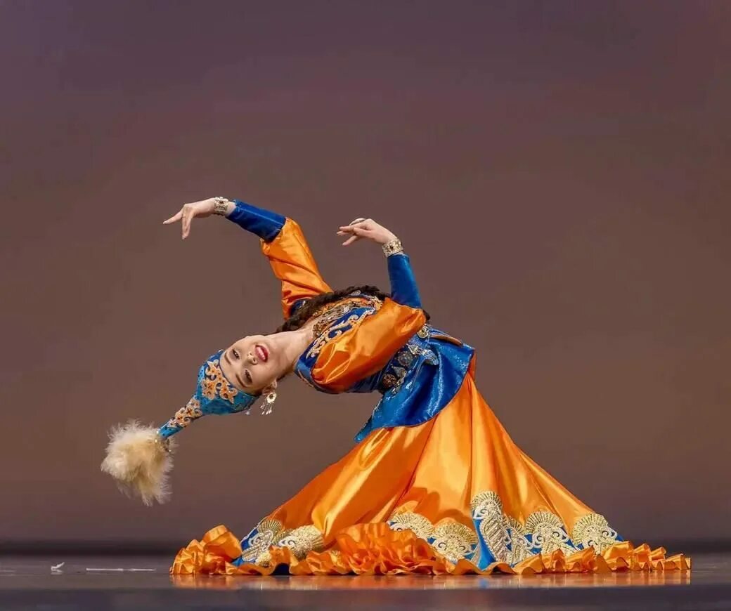 Қамажай музыка. Казахский Тане. Казахские национальные танцы. Казахский народный танец. Казахский танцевальный костюм.