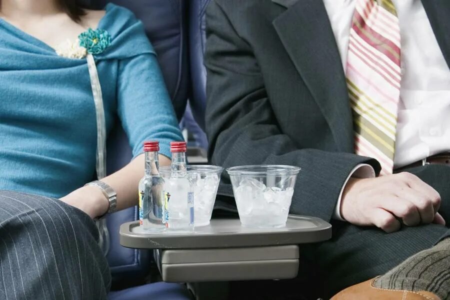 Алкоголь в самолете. Распитие спиртных напитков в самолете. Алкогольные напитки в самолете. Пить перед полетом