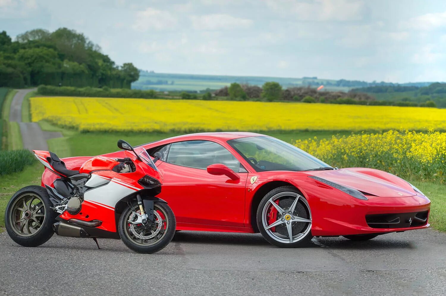 Фото машины байк. Ferrari and Ducati. Ferrari Superleggera. Дукати машина 2022. Мотоцикл красный спортивный Феррари.