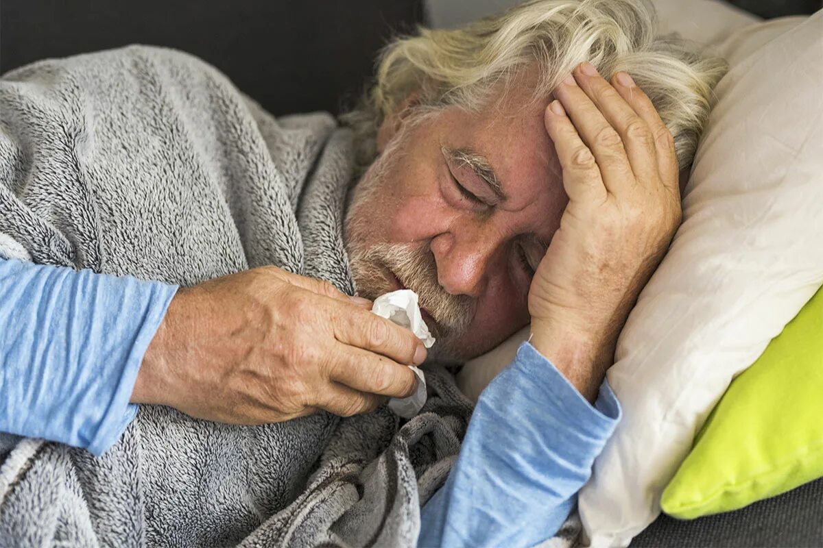 Граждане страдающие хроническими. Пожилые люди болеют.