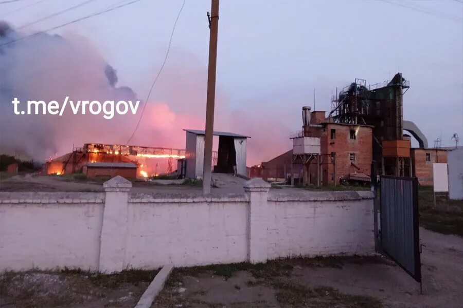 Токмак обстрел. Токмак элеватор. обстрел токмака запорожской области. горит зерно.