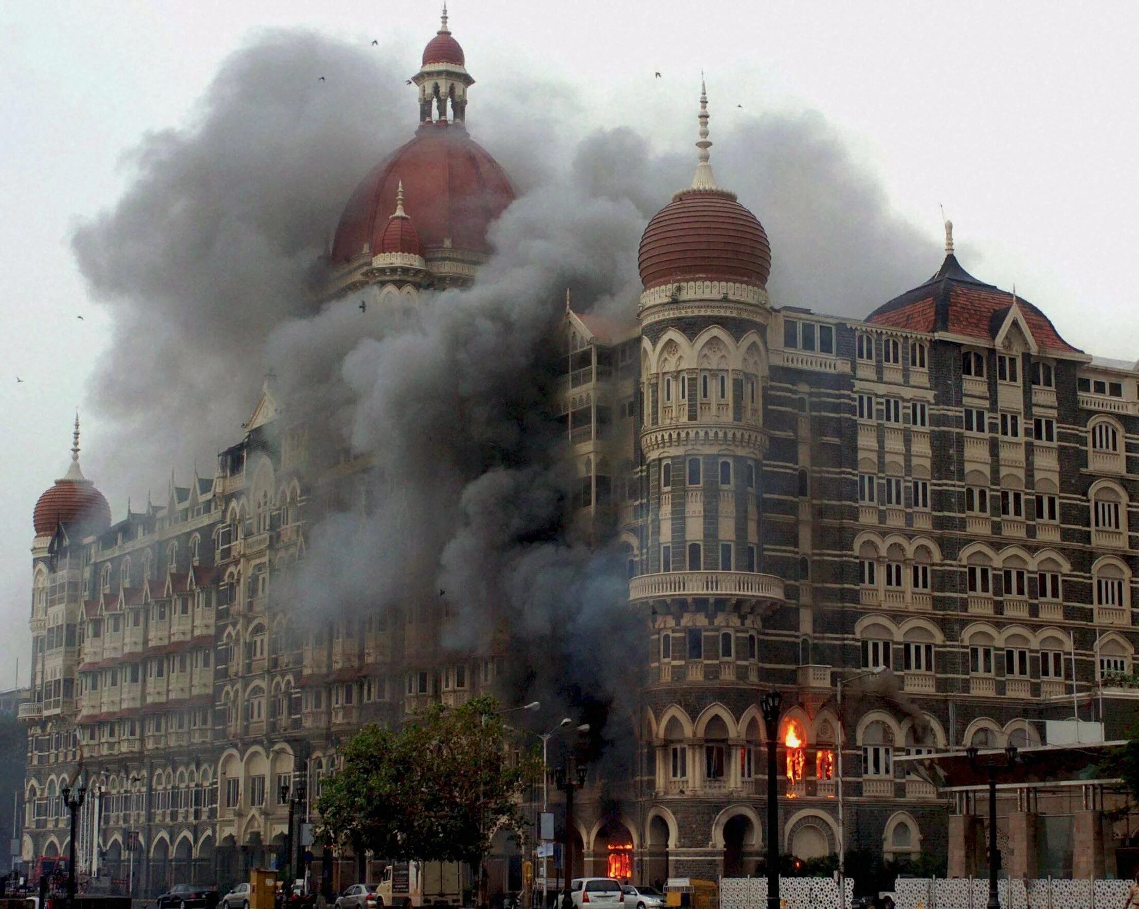 Нападение на отели. Отель Тадж Махал 2008 теракт. Теракт в Индии 2008 отель Тадж Махал. Мумбаи 2008 Тадж Махал теракт. Теракт Мумбаи 2008 отель Тадж.