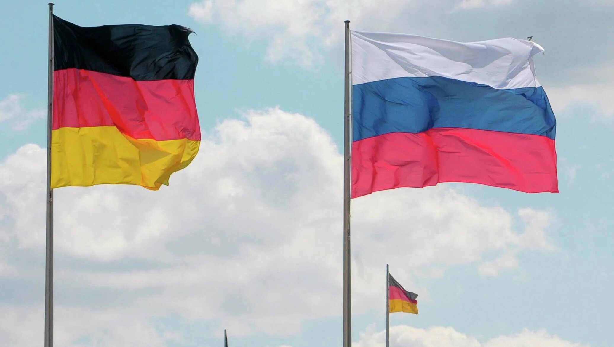 Флаги РФ И ФРГ. Флаг ФРГ И России. Германия РФ флаг. Россия и Германия.