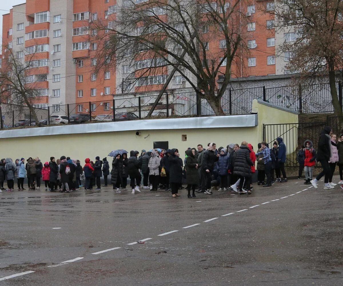 Новости смоленска школы сегодня. Школа 7 Смоленск. Пожар в Смоленске 7 ШК. Школа 7 Смоленск пожар. Школа на 12 лет октября Смоленск.