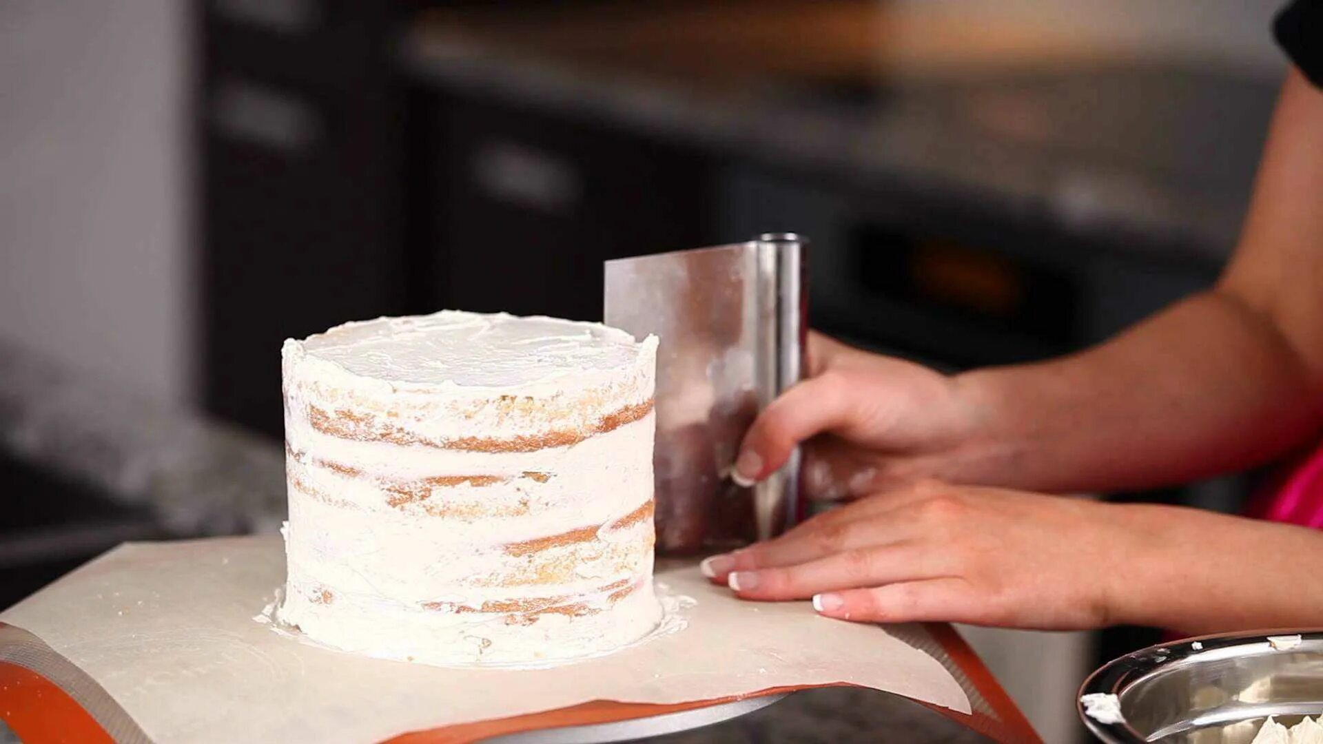 Выровнять торт кремом чиз. Крем-чиз для торта для выравнивания. Торт обмазанный кремом. Выравниватель крема на торте. Выравнивание и украшение торта кремом чиз