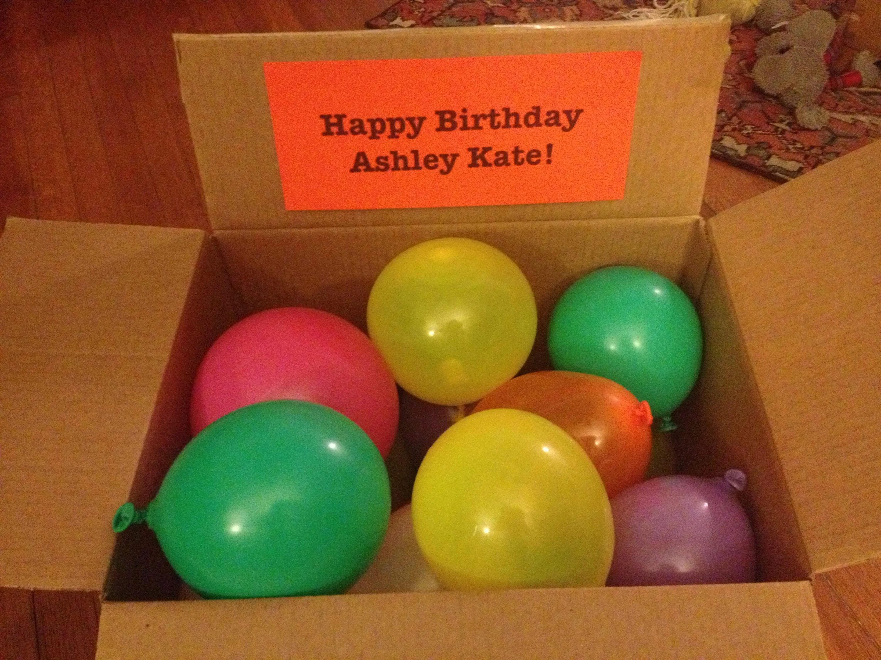 В коробке 24 шара. Подарок деньги в шарике. Подарок в коробке с шариками. Коробка с шарами на день рождения. Подарок шарик с деньгами в коробке.