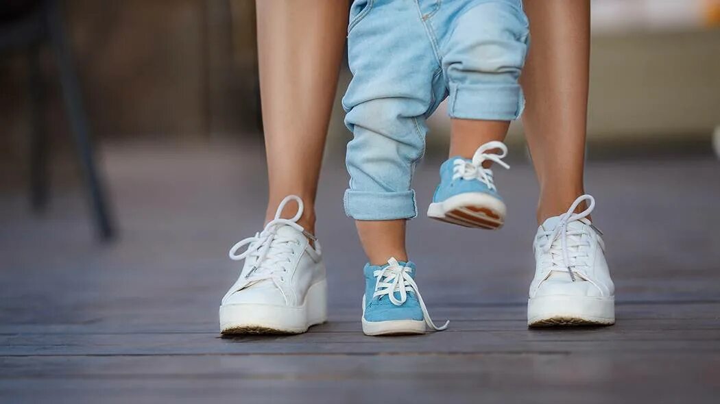 Ребенку год стал ходить на носочках. Дети в носочках. Носочки для малышей первые шаги. Обувь для ходьбы на носочках. Ребенок на цыпочках.