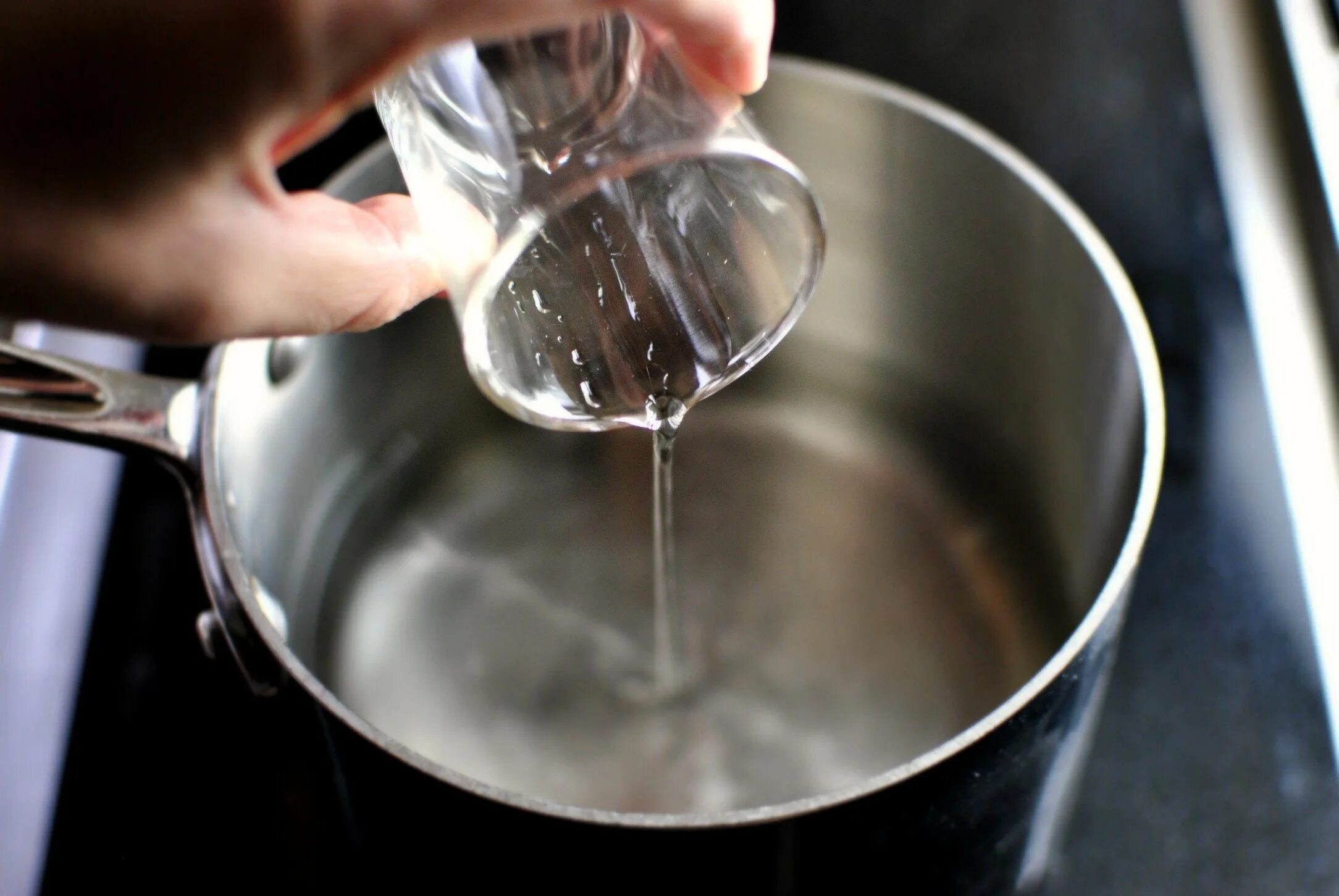 Вскипятить стакан воды. Налить воду в кастрюлю. Наливает воду. Переливать воду. Кастрюля с водой.