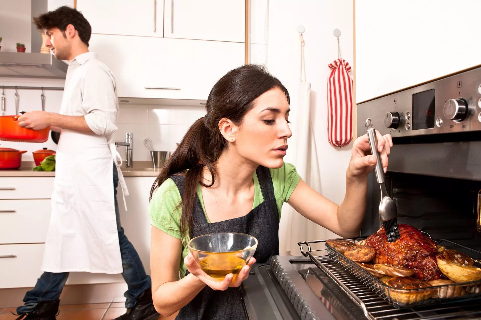 Дает мужу на кухне. Женщина на кухне. Кухня Хозяюшка. Хозяйка с едой. Человек готовит.