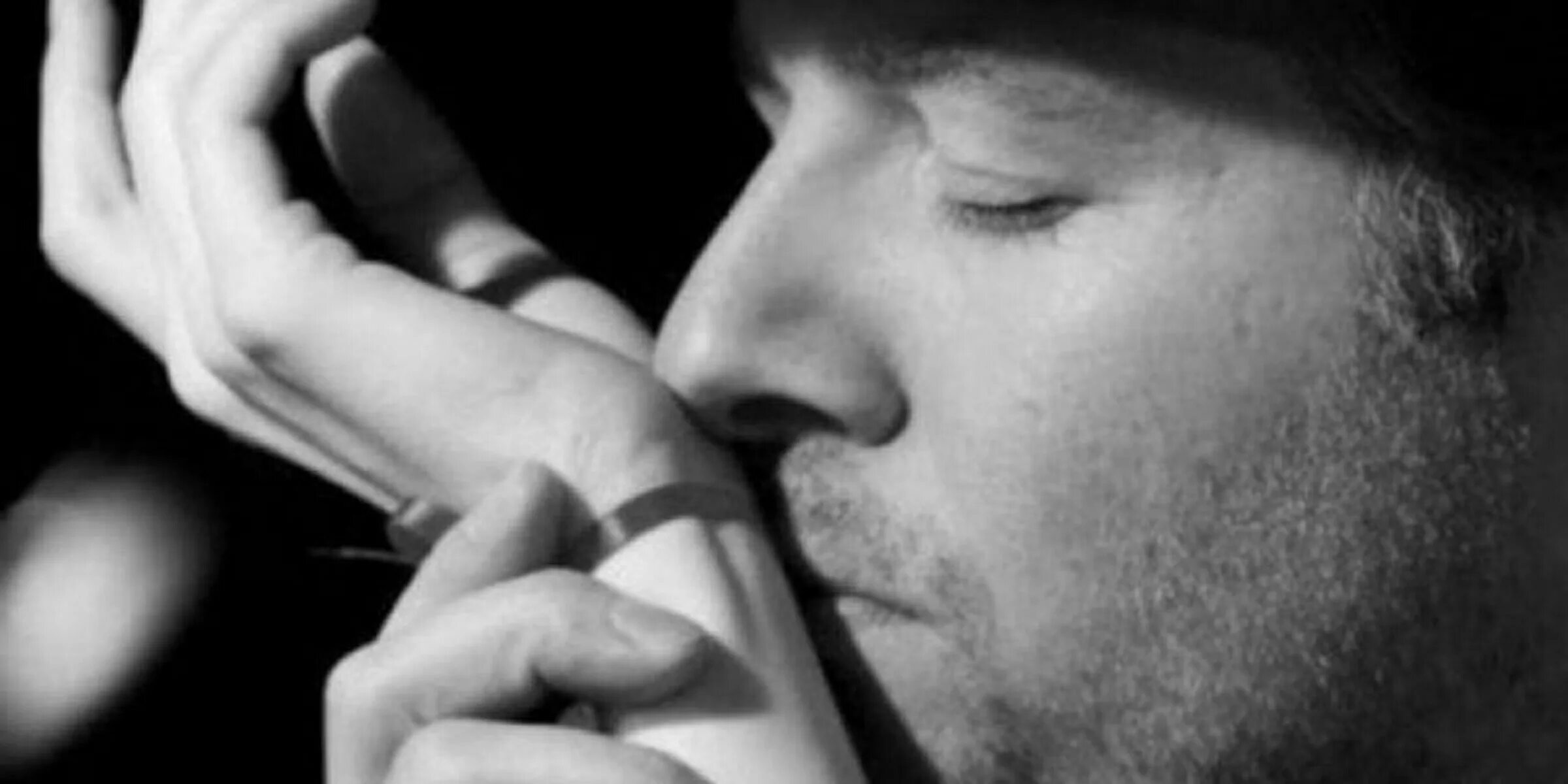 поцелуй руки. поцелуй руки. целует руку. поцелуй руки женщины. целовать запястья.