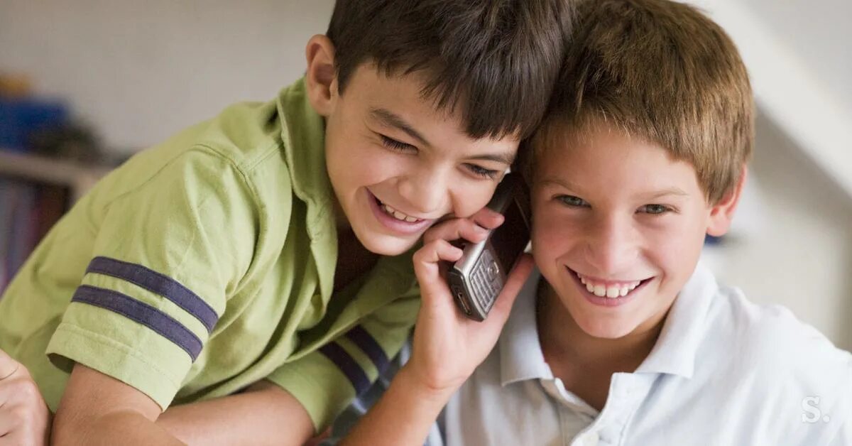 Телефоны для подростков в россии. Подросток с телефоном. Пацаны школьники -реальные. Мальчик с телефоном. Школьник с телефоном.