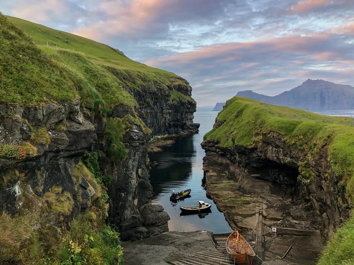 Кому принадлежат фарерские острова. Эстурой Фарерские острова. National Museum of the Faroe Islands Фарерские острова. Фарерские острова ущелье. Фарерские острова Норвегия.