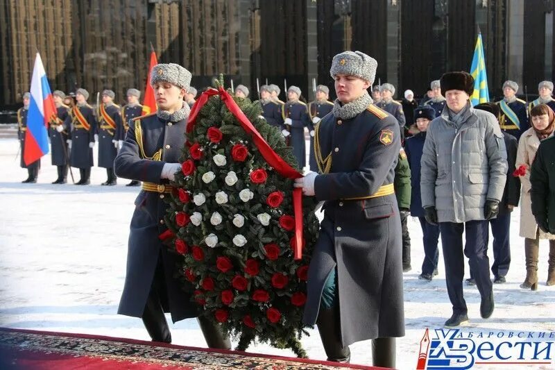 Со 2 по 15 февраля. Возложение площадь славы Хабаровск. Хабаровск площадь славы возложение цветов 15.092022. Возложение цветов 15 февраля. Возложение венков к мемориалу.