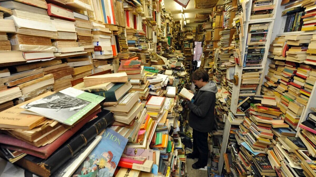 Откуда можно книги. Книжные магазины Японии 17 века. Японский магазинчик литературы. Магазин подержанных книг в Японии. Что можно купить для книг.