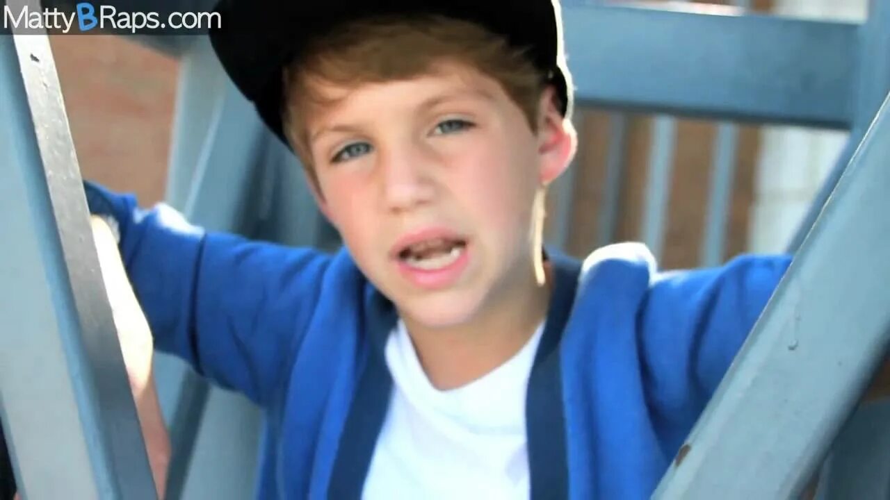 MATTYBRAPS В кепке. MATTYBRAPS сестра. Mattyb Matty сейчас. Мальчик поет. Английские песни поет мужик