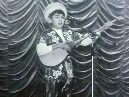 Ер адамның үстінде семіз әйел отырады (порно)