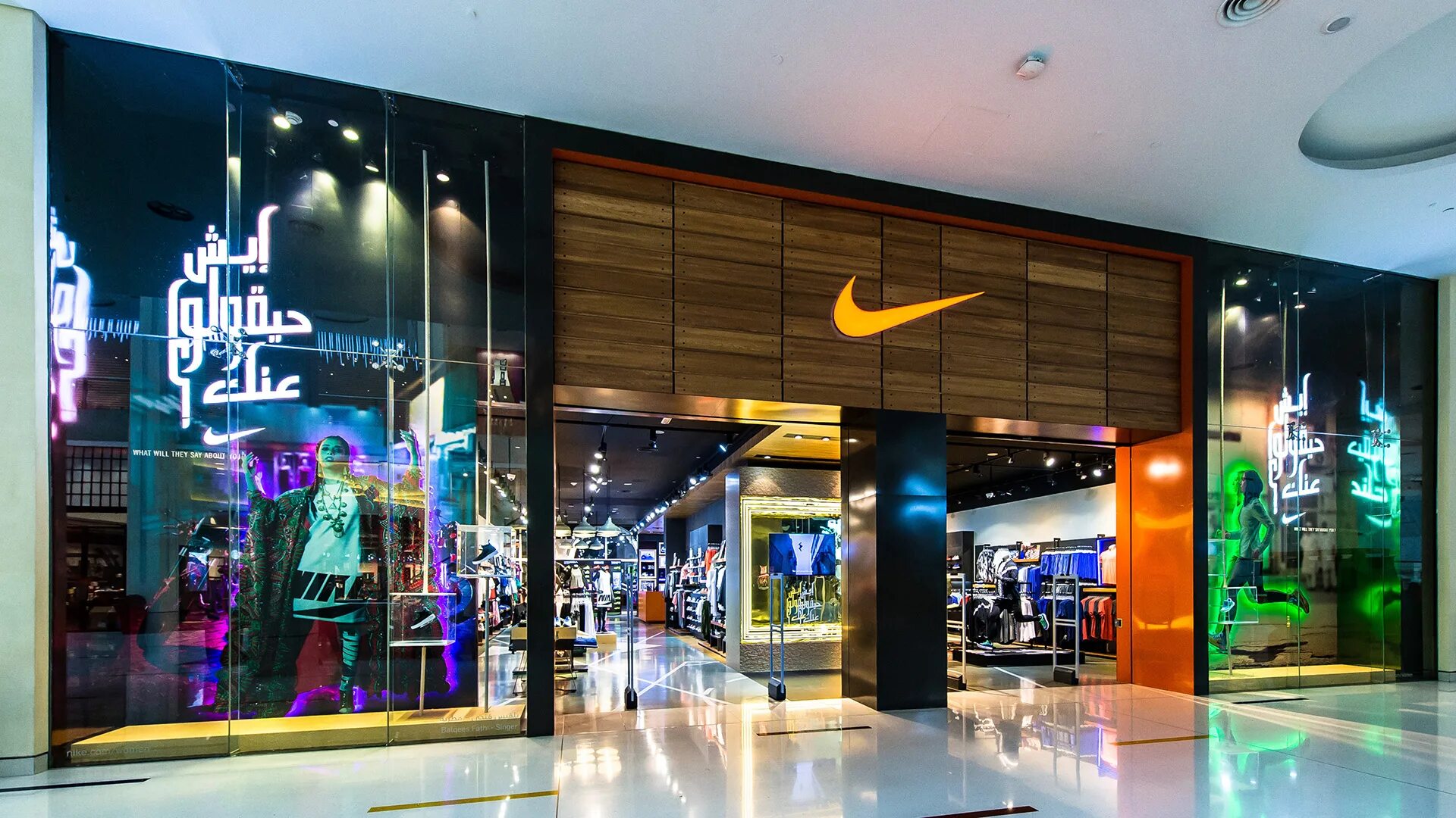 Дубай молл найк. Nike в Дубай Молл. Nike Town Dubai Mall. Магазин Nike в Дубай Молл. Nike Beacon Dubai Mall.