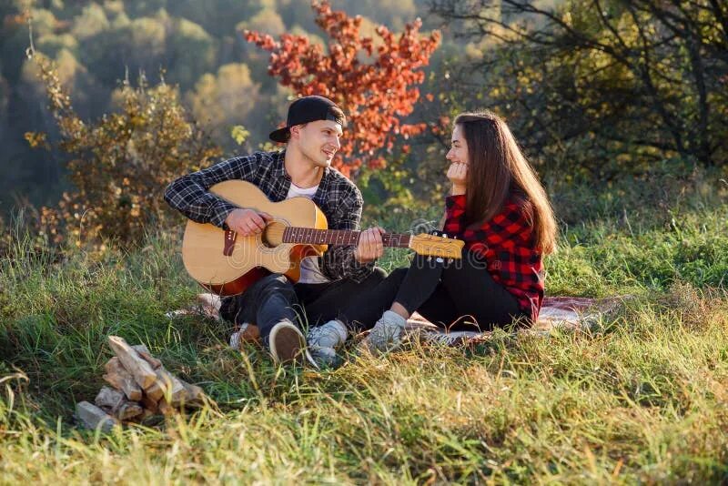 Какой мужчина пел песню. Девушка с гитарой на природе. Парень с гитарой и девушка. Гитарист на природе. Друзья на природе с гитарой.