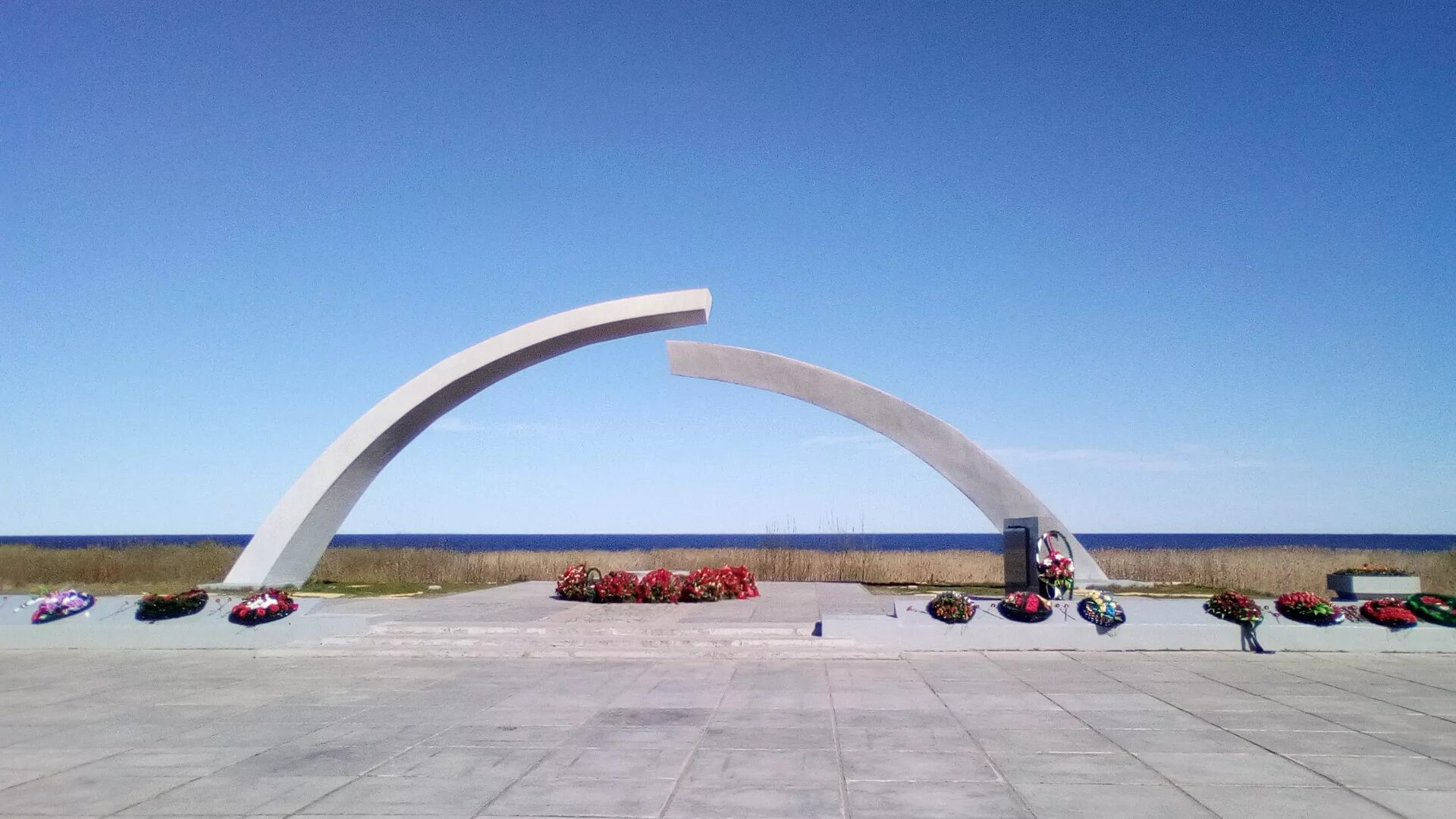 Храм дорога жизни. Мемориал дорога жизни Ладожское озеро. Разорванное кольцо Ладожское озеро. Разорванное кольцо блокады памятник. Станция Ладожское озеро разорванное кольцо.