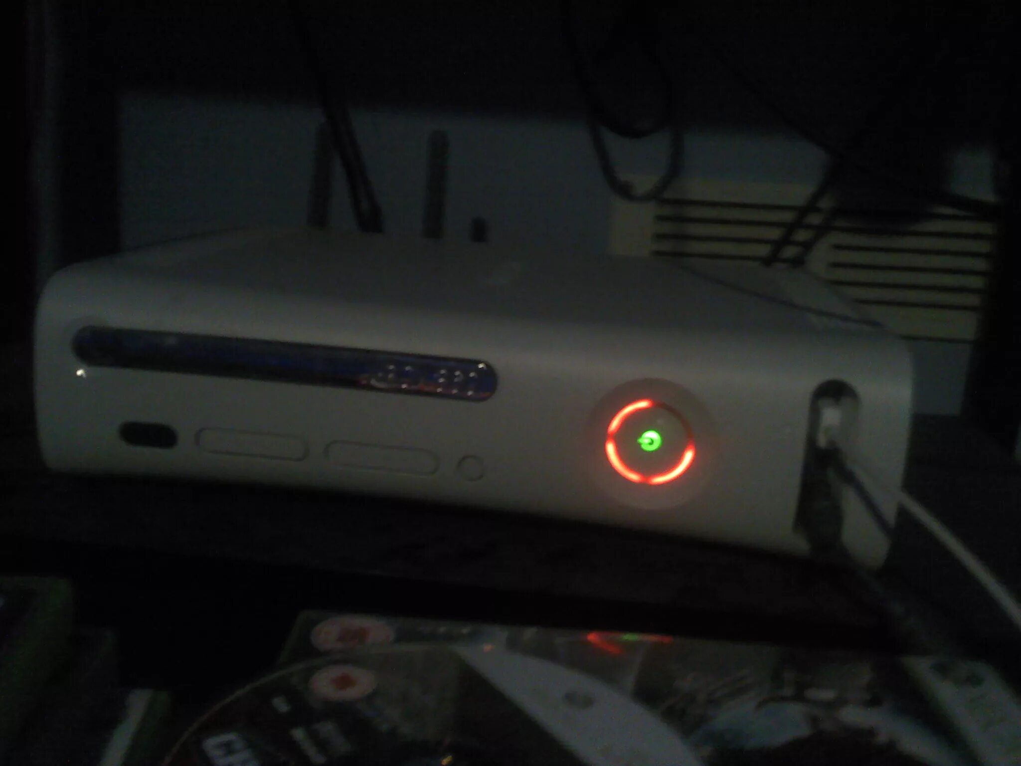 Почему моргает приставка. Xbox 360 e красный индикатор. Xbox 360 s красный индикатор. Xbox 360 fat горит красный индикатор. Xbox 360 красное кольцо.