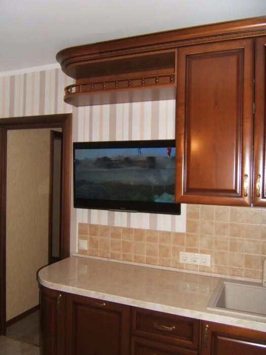 Телевизор для кухни 20. Кухонный гарнитур с телевизором. Кухонный телевизор. Угловая кухня с местом под телевизор. Телевизор на кухне.