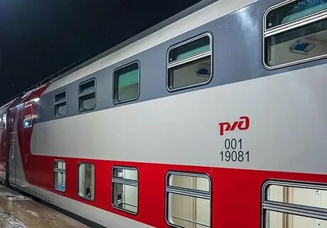 Фирменный двухэтажный поезд фото
