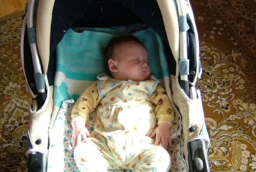 Ребенок в 3 месяца в коляске. Ребенок в коляске. Новорожденный ребенок в коляске. Спящий малыш в коляске. Маленькие дети в коляске.