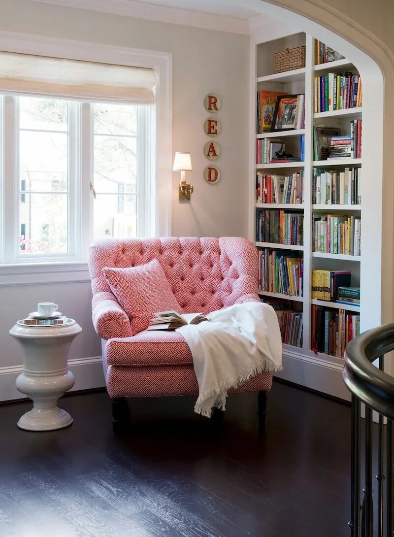 Угол для чтения в комнате. Уютное место для чтения. Уютное кресло для чтения в маленькую комнату. Гостиная с читальным уголком. Reading corner