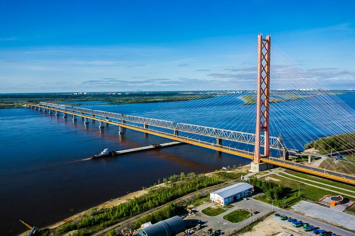 Сургутский вантовый мост. Мост через реку Обь в Сургуте. Югорский мост через Обь. Река Обь Сургутский мост.