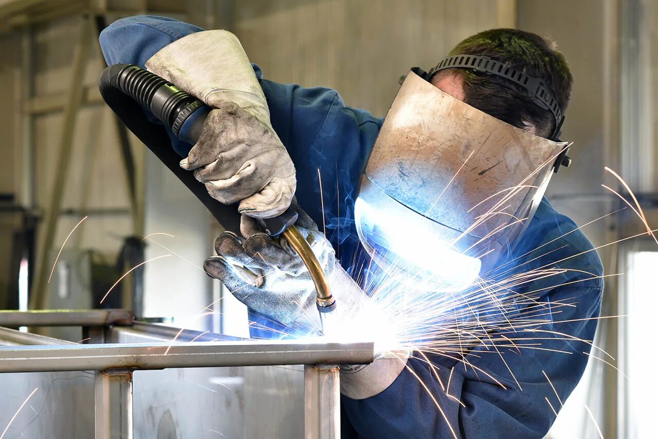 Welding сайт. Сварка металлоконструкций. Сварщик. Красивый сварщик. Сварщик аргонодуговой сварки.