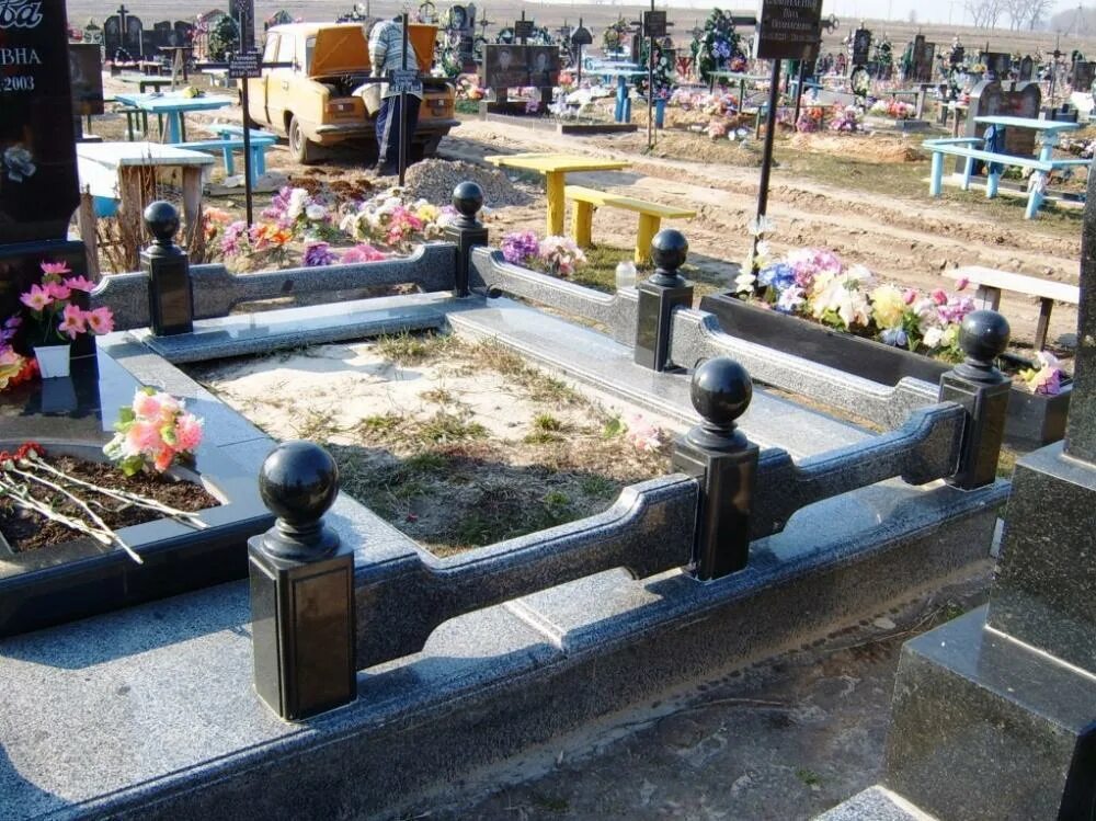 Фото оградок из гранита. Фото оградок из гранита. Гранитный цоколь диабаз. Гранитный цоколь лезник. Гранитный цоколь металл могила.