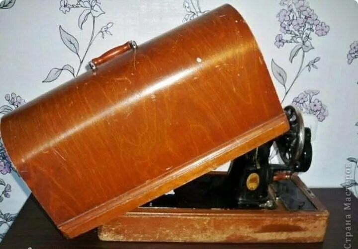 Швейная машинка госшвеймашина 1931. Швейная машинка подольск подольский мех завод. Старая швейная машинка в деревянном корпусе. Фотоаппарат зингер. Машинка пмз в деревянном.