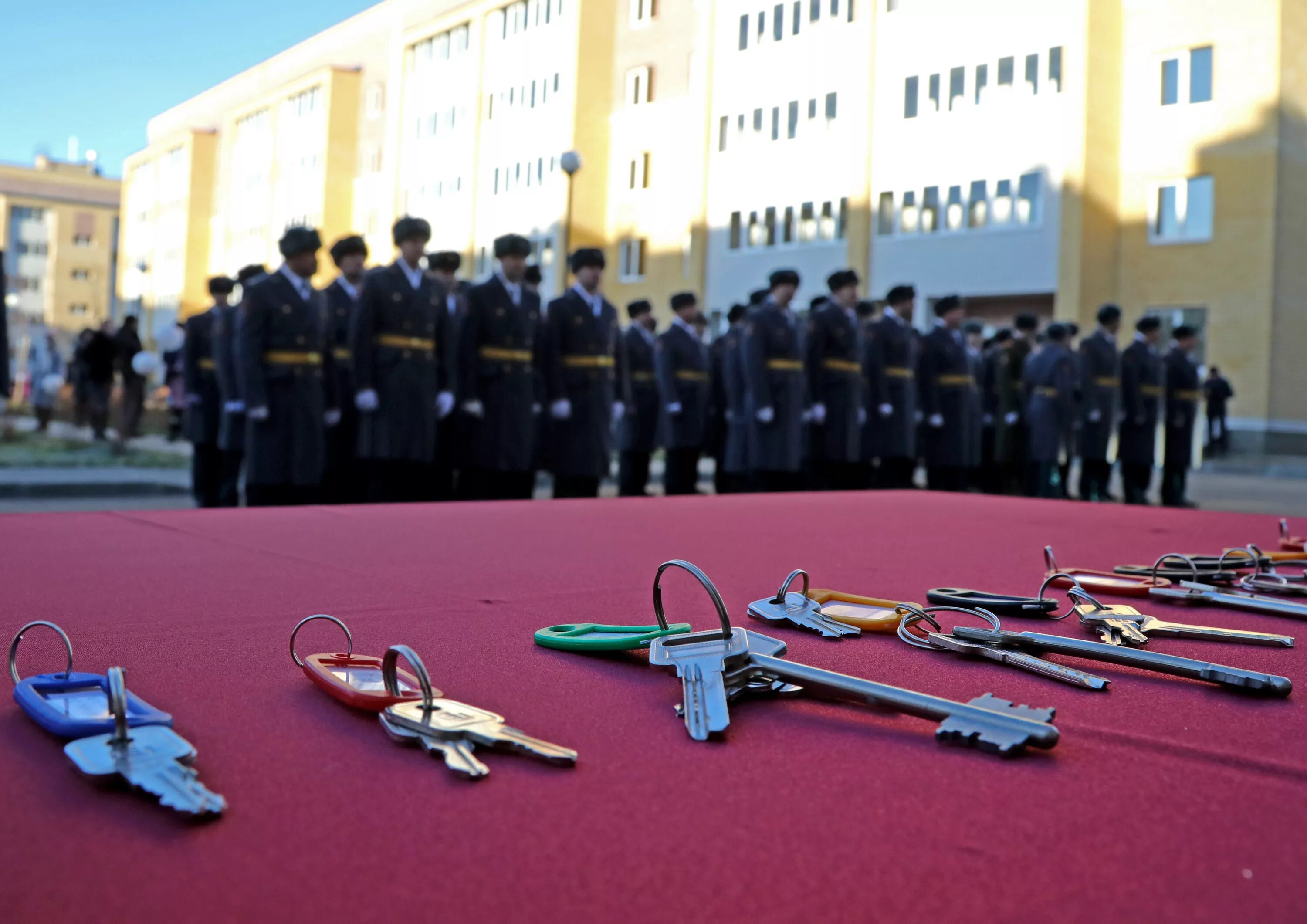 Получить жилье бывшим военнослужащим. Военное обеспечение жильем. квартира военного. вручение ключей от квартиры военным. служебные квартиры для военнослужащих.