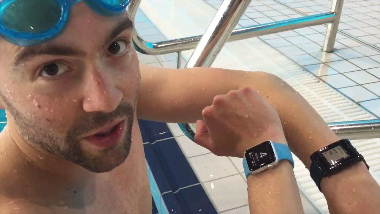 Можно плавать в линзах. Часы АПЭЛ вотч плавание. Смарт часы для плавания в бассейне. Apple watch плавание. Селфи на пляже парень.