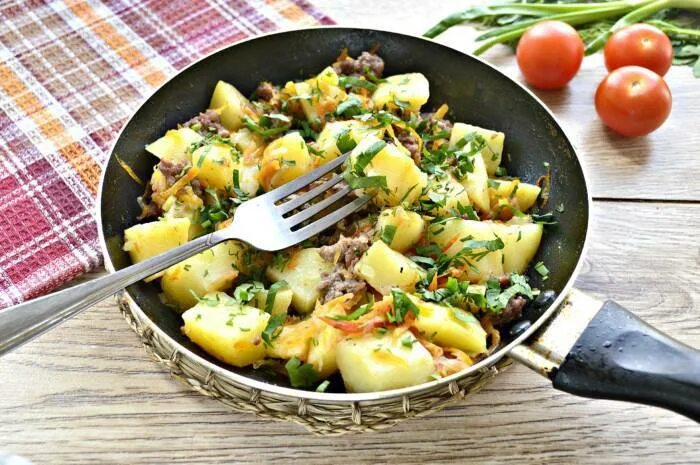 Вкусная картошка с фаршем на сковороде