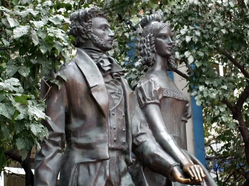 Памятник пушкину на арбате. Памятник александру пушкину и наталье гончаровой (москва, арбат). Пушкину и н. Н. Памятник пушкину и наталье гончаровой в москве.