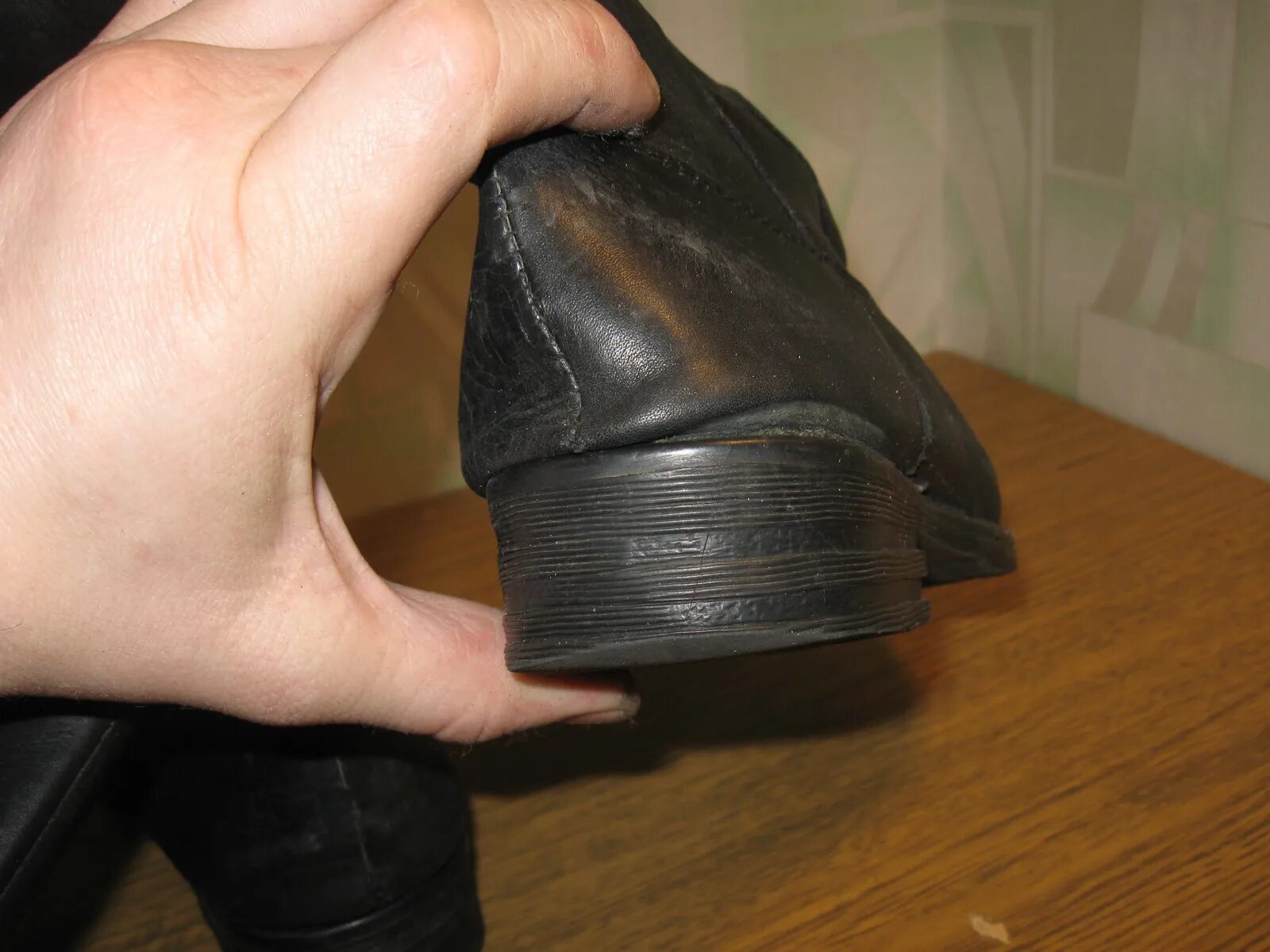 Заклеиваем кожей на обуви задник. Лопнула подошва на ботинках. Наращивание подошвы обуви. Как укрепить подошву. Протерлась подошва на ботинках.