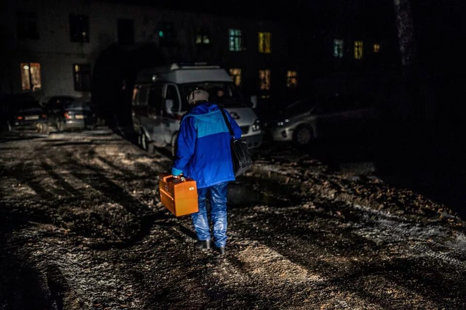 Врачи скорой помощи ночью. Ночные дежурства скорой помощи. Скорая приехала ночью. Приехали ночью 3 ночи