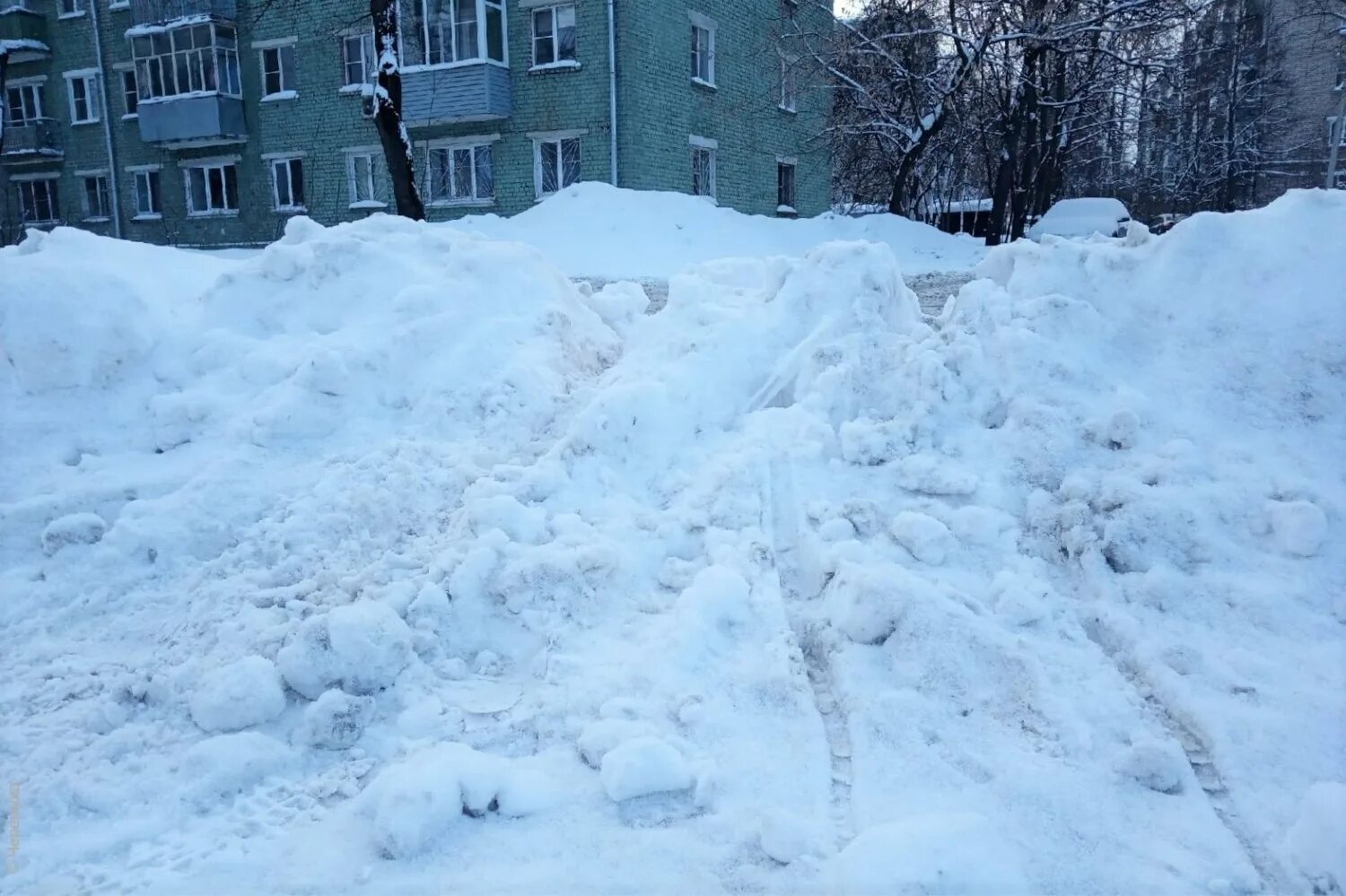 Парковка на сугробе. Правовые сугробы. Иваново сугробы на мин кой. Сугроб перед подъездом. Сугробы раньше