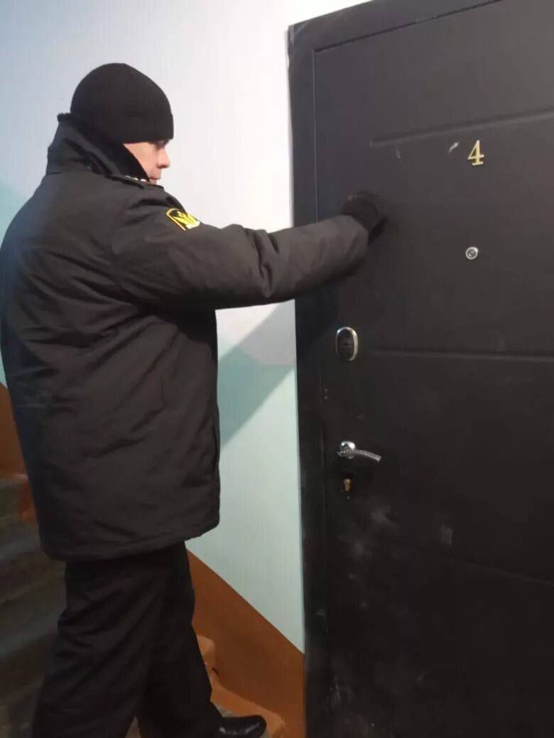 Судебный пристав бьет. Осп по юго-восточному. Пристав 18. Судебные приставы череповец долги. Судебные приставы.