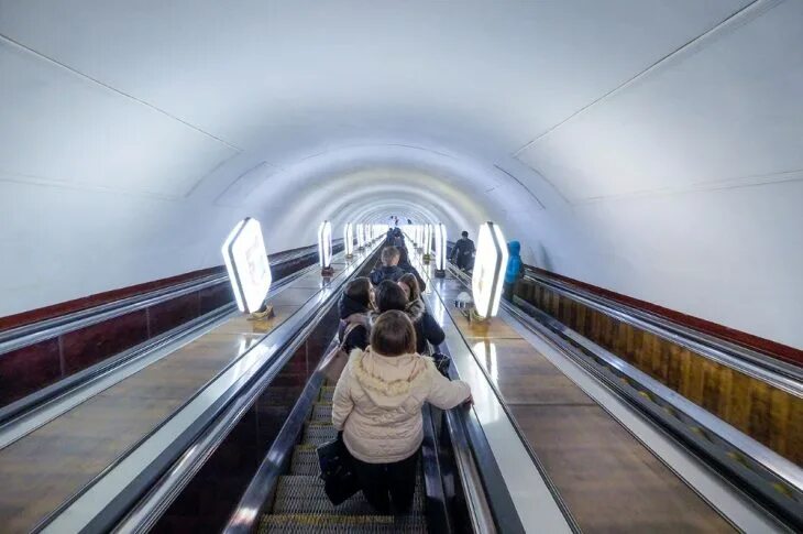 Сами глубоки метро. Станция Арсенальная Киевского метрополитена. Станция Арсенальная Киев эскалаторы. Станция метро Арсенальная в Киеве. Метро Арсенальная эскалатор.