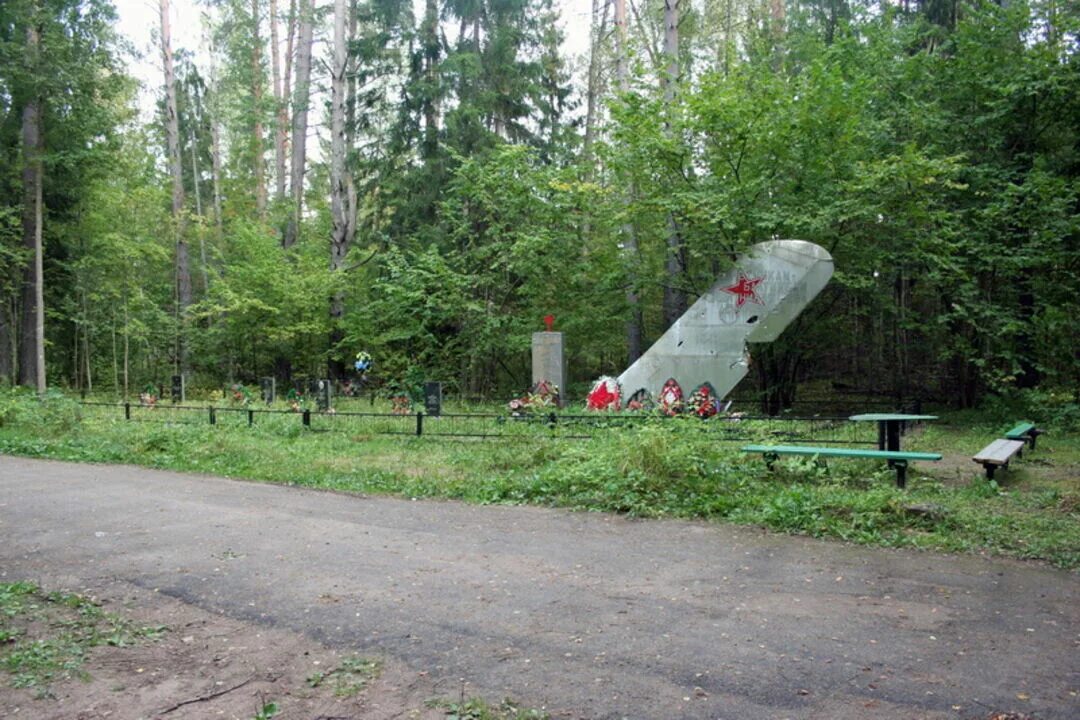 Кингисеппский р н. Озеро глубокое кингисеппский район. деревня ручьи ленинградская область кингисеппский район. памятник летчикам балтийцам в кингисеппском районе. памятник балтийским летчикам кингисеппский район.