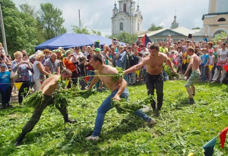 Фестиваль крапивы в Тульской области. Фестиваль крапивы в Щекинском районе Тульской области. Крапивна фестиваль крапивы. Праздник крапивы в Крапивне.