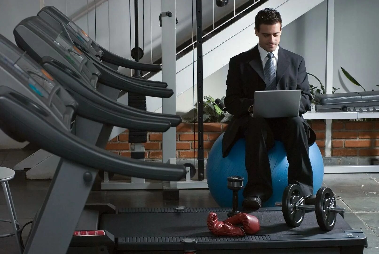 Администратор финес центра. Спортивный менеджер профессия. Администратор фитнес центра. Фитнес залы. Администратор тренажерного зала.