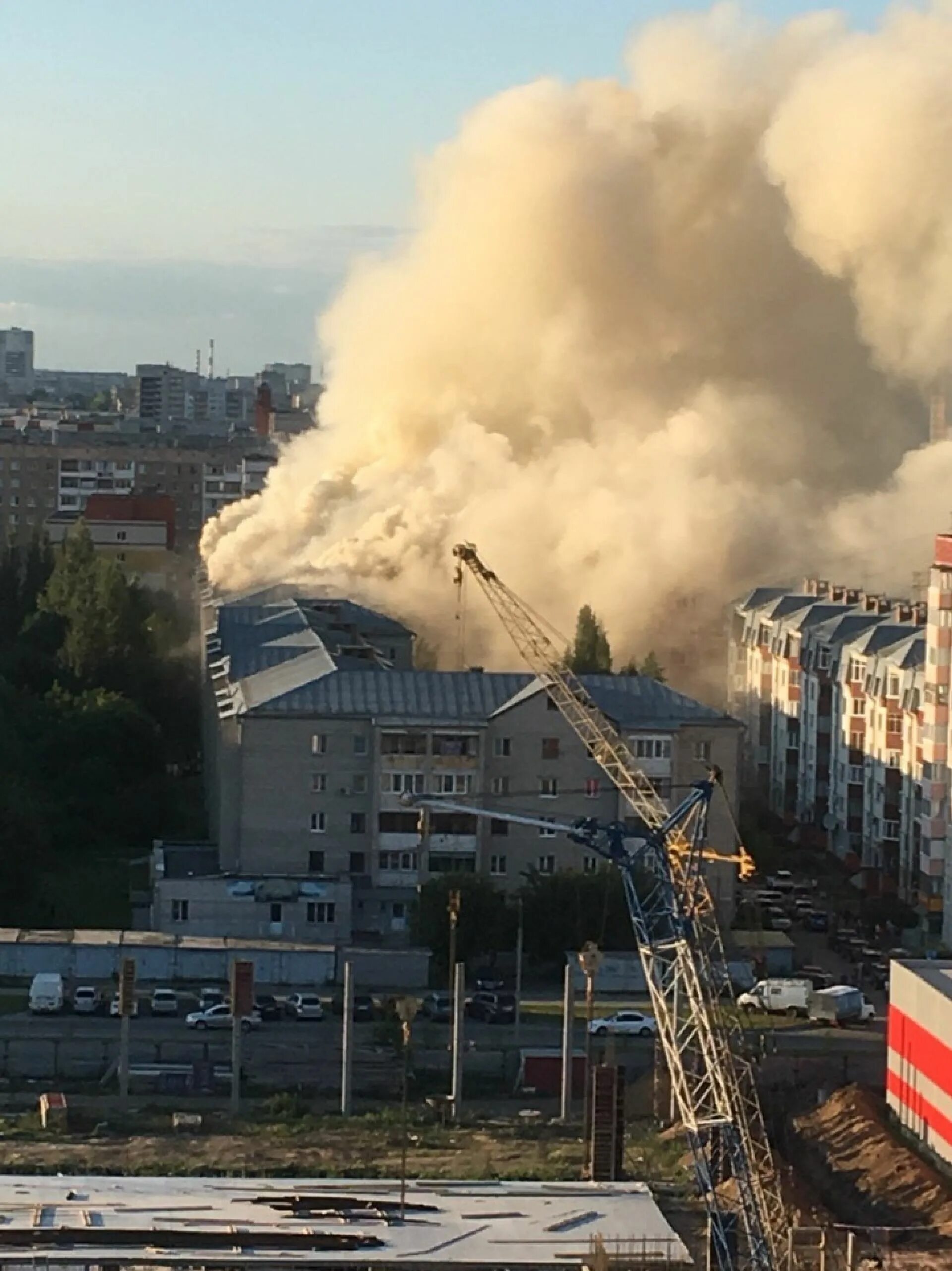 Горит крыша. Что горит в Барнауле сейчас. Барнаул многоэтажки. Пожар в Барнауле сегодня.